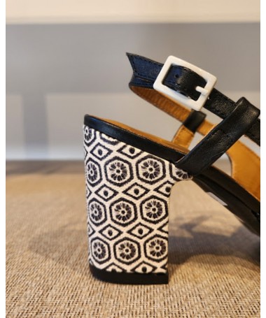 NEMONIC SANDALIA 2360 EN PIEL NEGRA.